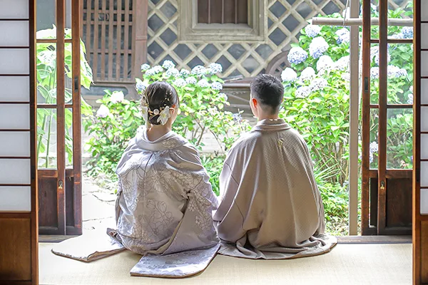 諏訪の庭園を望む和装の新郎新婦