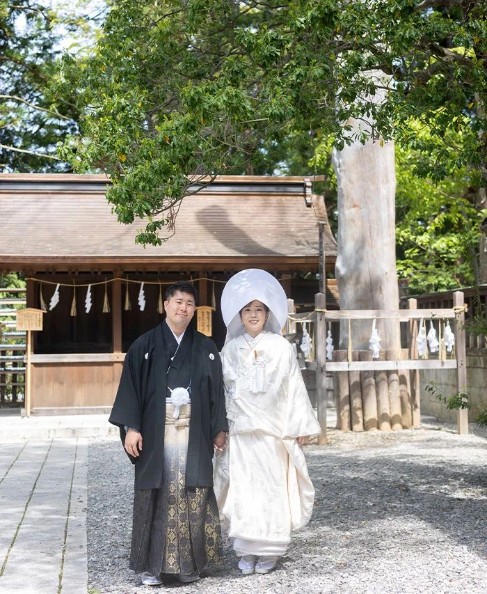 挙式で感動するご家族と白無垢の花嫁