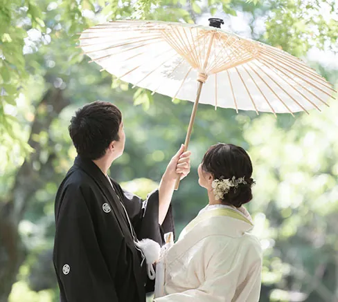 神社の境内で和装の新郎新婦