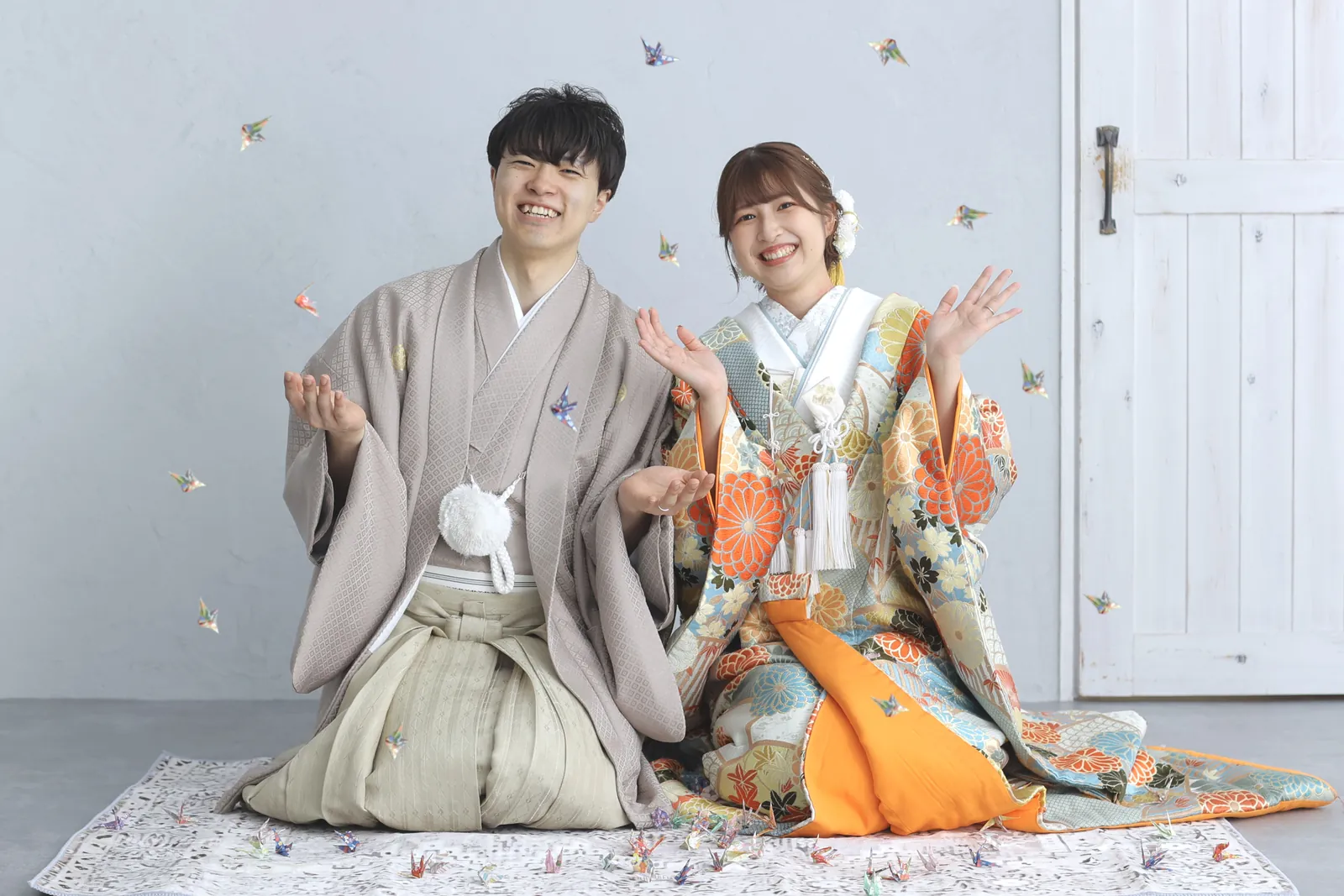 舞い散る折り鶴の中で微笑む新郎新婦