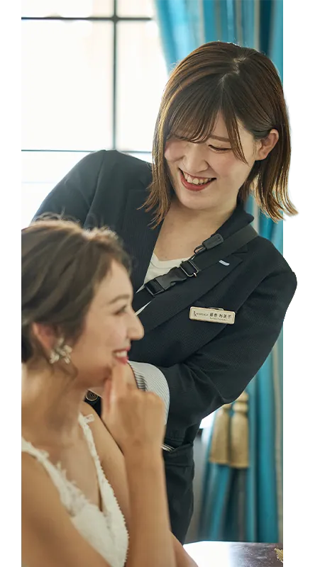 スタイリストが花嫁のヘアメイクを担当する様子
